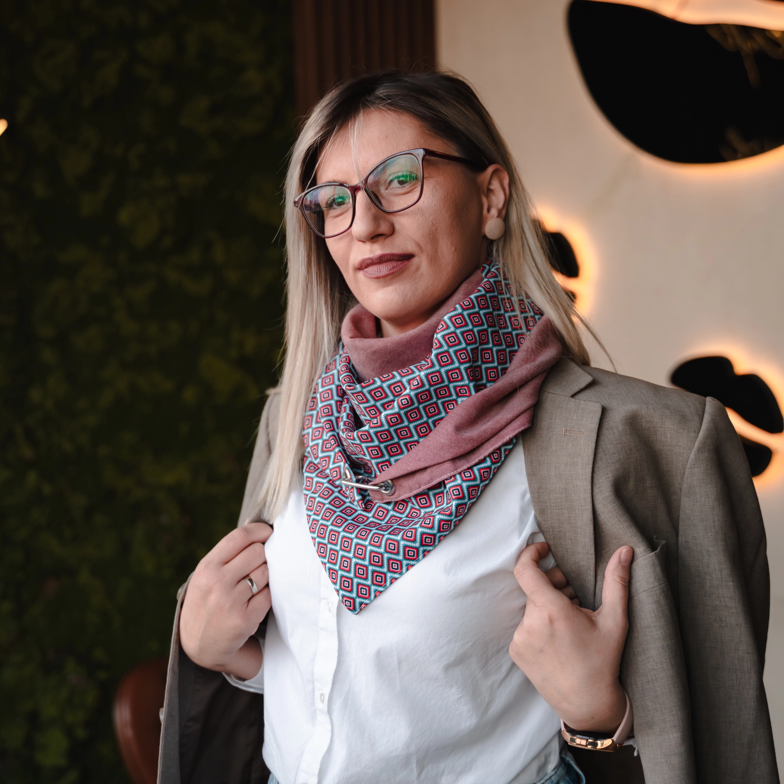 ŽENSKA MARAMA SA PIROTSKIM DEZENOM
