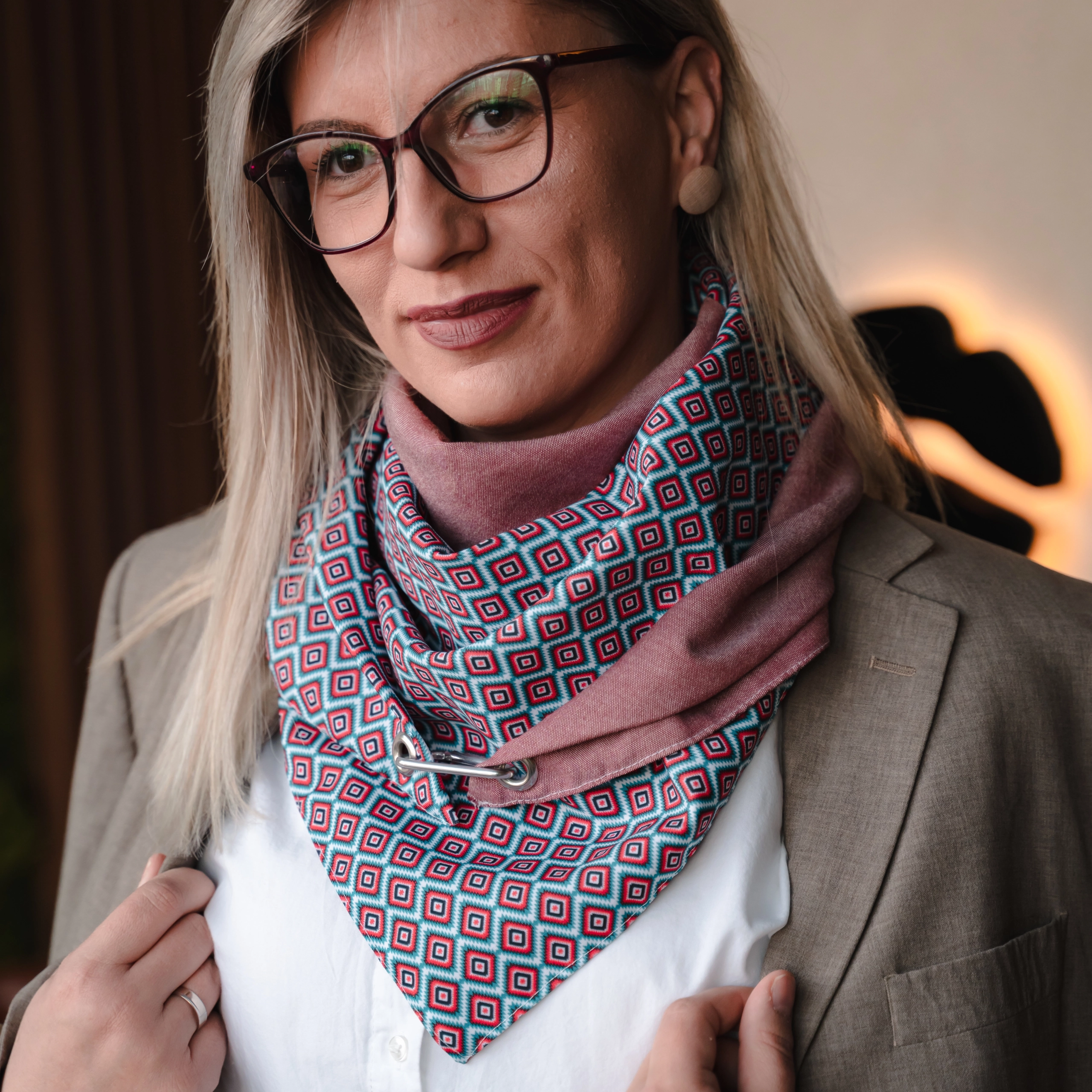 ŽENSKA MARAMA SA PIROTSKIM DEZENOM